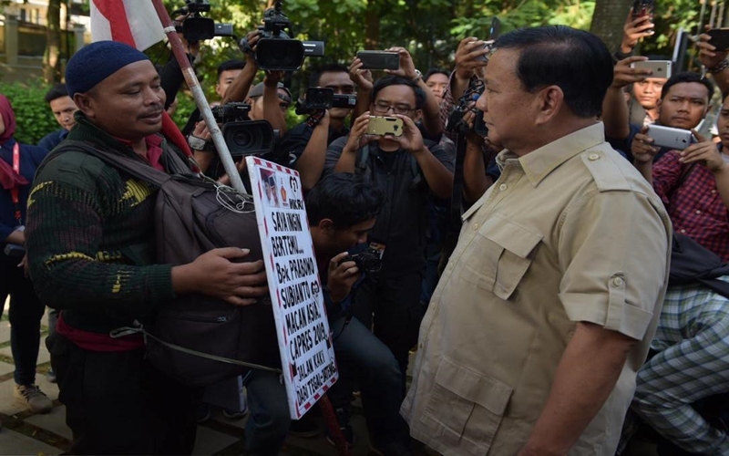 Rahman berbincang dengan Prabowo di Markas BPN Prabowo-Sandi