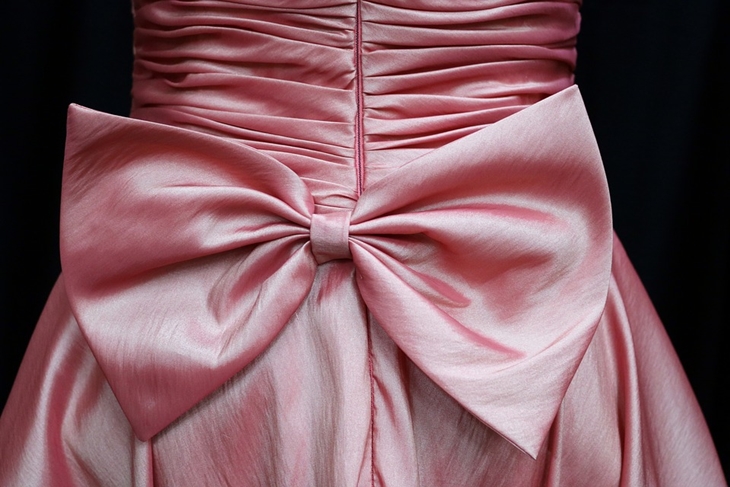 Bahan satin cocok untuk kamu yang ingin kesan glamor. (Foto: Pixabay/Renee_Olmsted_Photography)