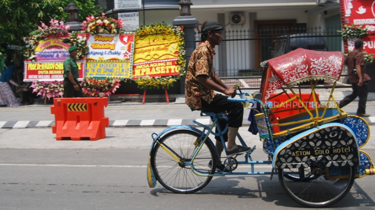 Tamu Pernikahan Kahiyang Berebut Naik Becak