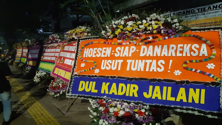 Karangan bunga berjejer di depan pengadilan Negeri (PN) Jakarta Pusat. Karangan bunga tersebut berasal dari korban kasus dugaan korupsi PT Danareksa Sekuritas, anak usaha PT Danareksa (Persero) yang mengharapkan keadilan.