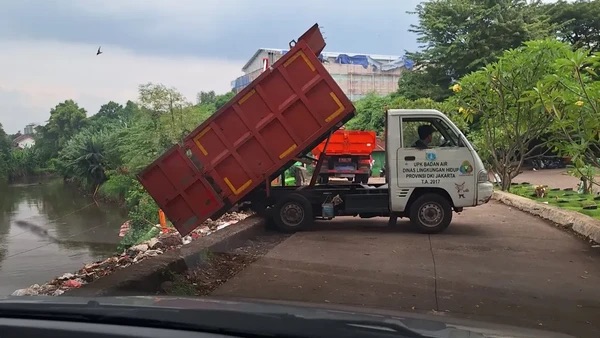 Viral Mobil DLH Jakarta Buang Sampah di Kali Pesanggrahan, Kepala Dinas Angkat Suara