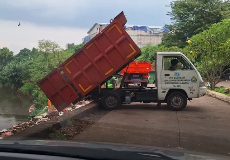 Viral Mobil DLH Jakarta Buang Sampah di Kali Pesanggrahan, Kepala Dinas Angkat Suara