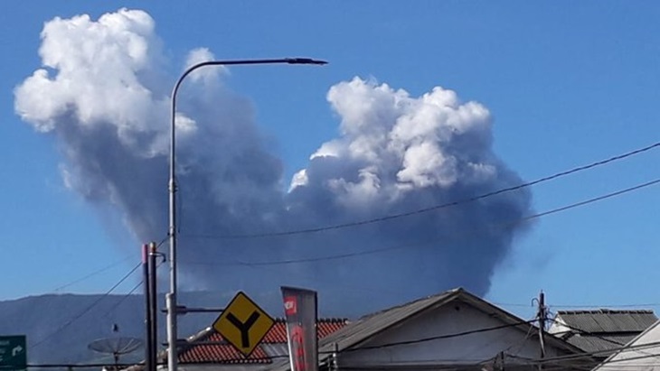 Gunung tangkuban perahu erupsi. (Foto: Twitter/@shofWnida249)