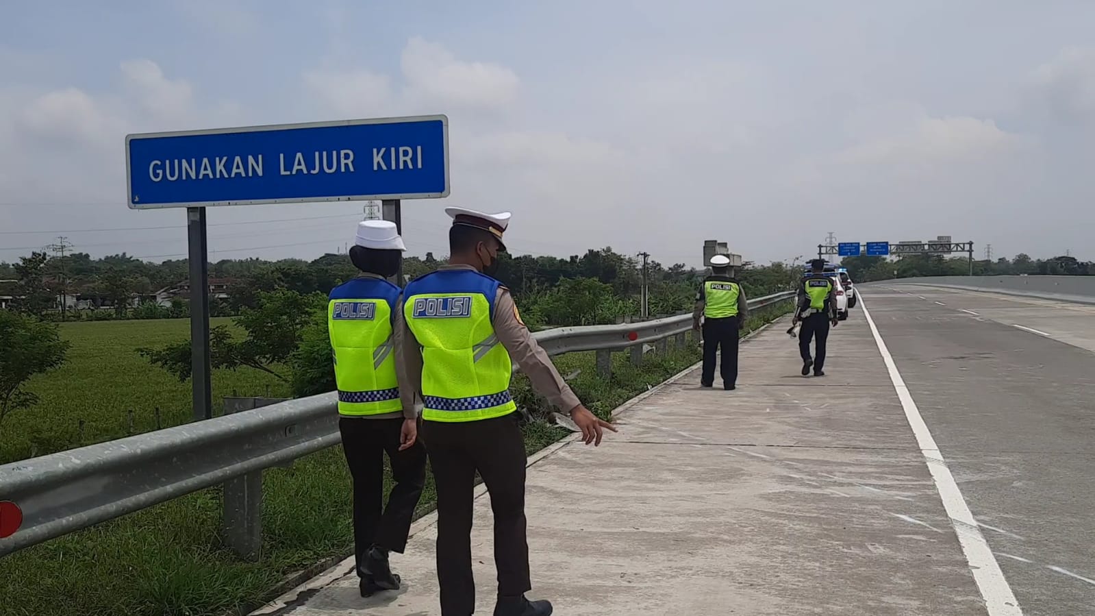 Satlantas Polres Sragen melakukan evakuasi dan olah TKP lakalantas di Tol Soker, Sragen, Jumat (21/10). (MP/Polres Sragen)