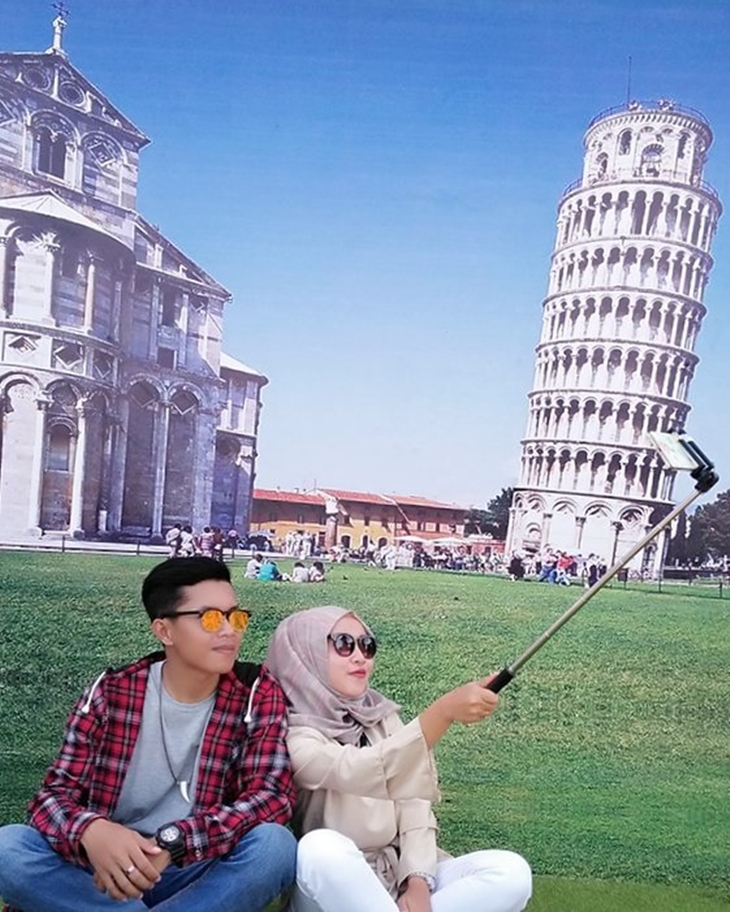 Backgroun menara Pisa. (Instagram/@diniindriani7758)