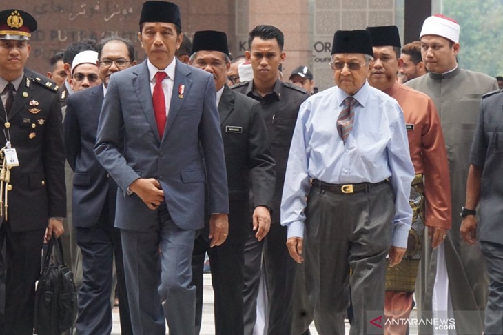 Presiden Republik Indonesia Joko Widodo dan Perdana Menteri Malaysia Tun Dr Mahathir Mohamad berjalan bersama ke arah Masjid Putra Putrajaya, Malaysia, Jumat (9/8/2019) untuk melakukan shalat Jumat bersama. Sebelumnya kedua pemimpin melakukan pertemuan bilateral terbatas di Kantor Perdana Menteri Putrajaya. ANTARAFOTO/Agus Setiawan/foc.