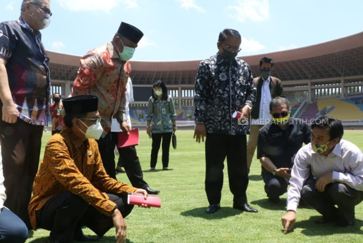 Komisi X DPR melakukan inspeksi di Stadion Manahan Solo, Jawa Tengah, Jumat (2/10). (MP/Ismail)