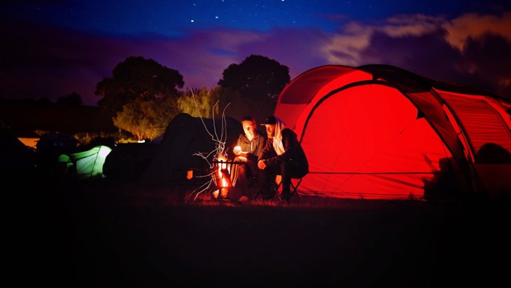 Alam menyediakan berbagai kebutuhan ketika camping. (Foto: Pexels/Jens Mahnke)