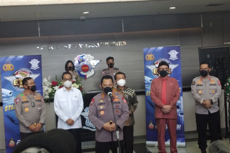 Kapolri Jenderal Polisi Listyo Sigit memberikan keterangan pers usai peluncuran tilang elektronik nasional di Kantor Korlantas, Jakarta, Selasa (23/3/2021). ANTARA/Fauzi Lamboka