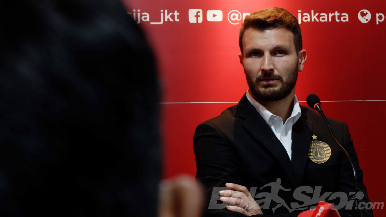 Mantan Bek Juventus Kaget dengan Budaya Cium Tangan di Indonesia