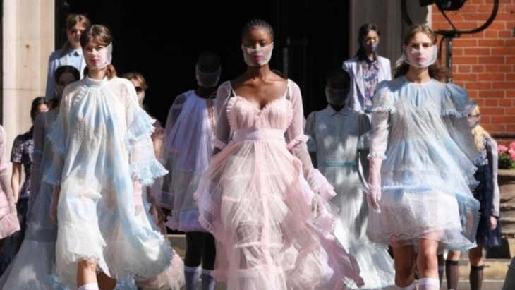 New York Fashion Week 2022 Digelar Luring dengan Protokol Kesehatan Ketat