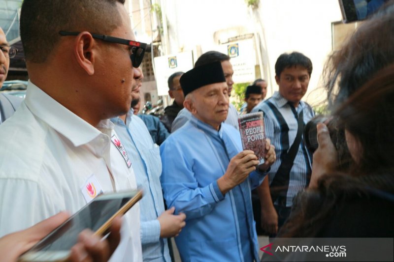 Diperiksa Kasus Makar, Amien Rais Bawa-Bawa Buku 'Jokowi People Power'
