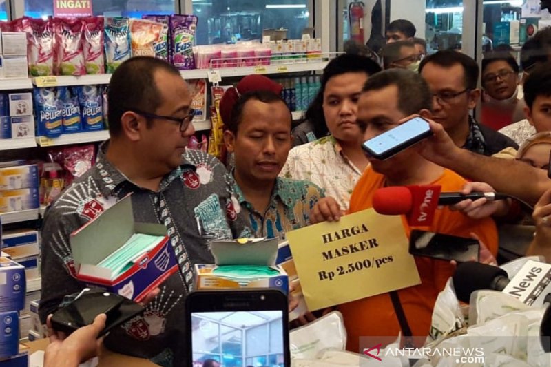 Dirut Perumda Pasar Jaya Arief Nasrudin (kiri) bersama Ketua Asosiasi Pedagang Pasar Pramuka, Edi Haryanto, (kedua dari kiri) memperlihatkan harga makser yang disediakan sebanyak sejuta lembar untuk menstabilkan harga di Pasar Pramuka, Matraman, Jakarta Timur, Kamis (5/3/2020). (ANTARA/Andi Firdaus)