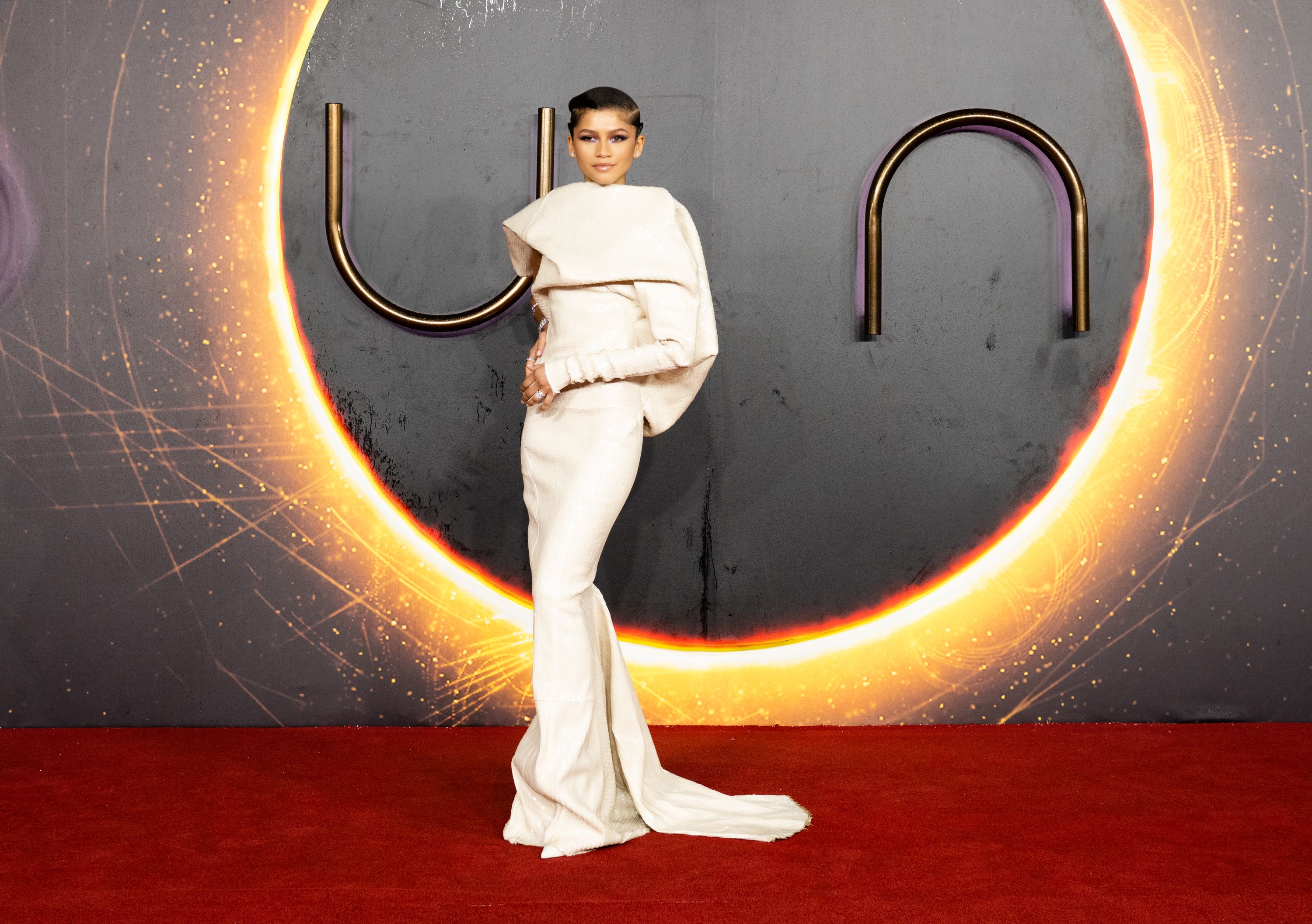Zendaya menggunakan gown rancangan Rick Owens. (Foto Harper's Bazaar)