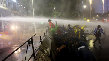 Aksi Demo Mahasiswa BEM Seluruh Indonesia di Patung Kuda Berakhir Ricuh 