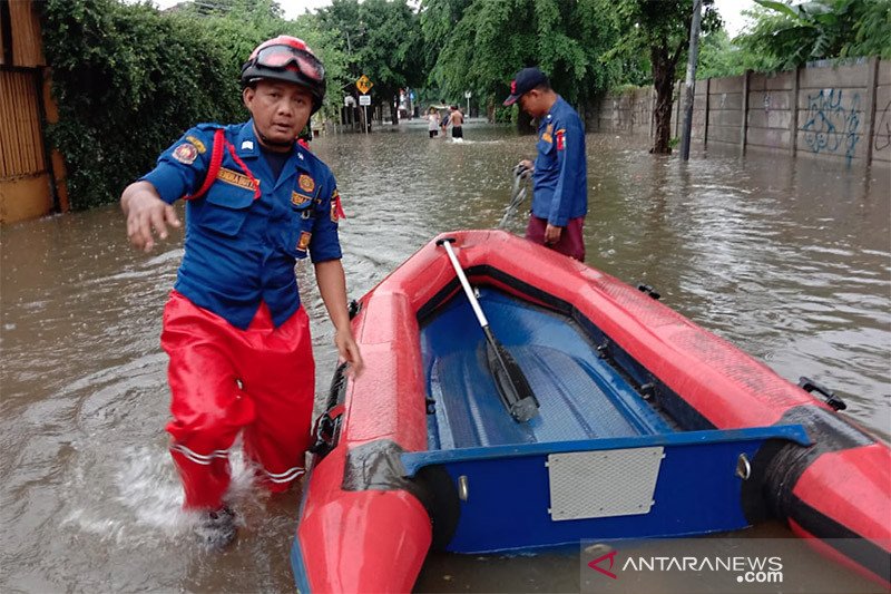 Petugas Damkar Jakarta Timur menarik perahu karet untuk mengevakuasi korban banjir di kawasan Cipinang Melayu, Rabu (1/1/2020). ANTARA/HO-Damkar Jaktim/aa. (Handout Damkar Jaktim)