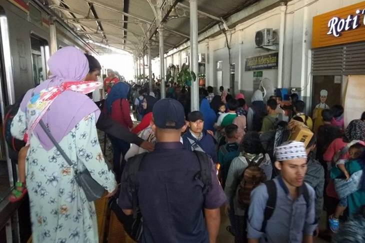 (PT KAI Daop 1 Jakarta memberlakukan pembatalan operasional atau batal jalan pada pelayanan 21 jadwal KA Lokal dalam kurun waktu 1 April sampai dengan 30 April 2020. ANTARA/Dokumen