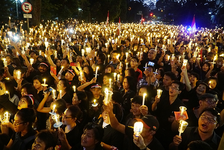 Ribuan Warga Bandung Nyalakan Lilin Perdamaian