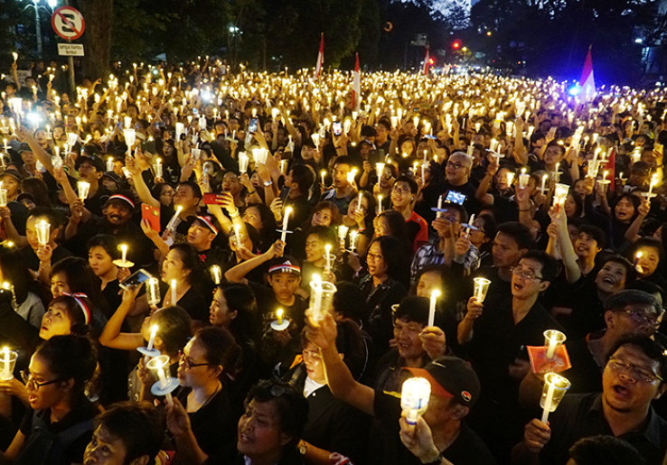 Ribuan Warga Bandung Nyalakan Lilin Perdamaian