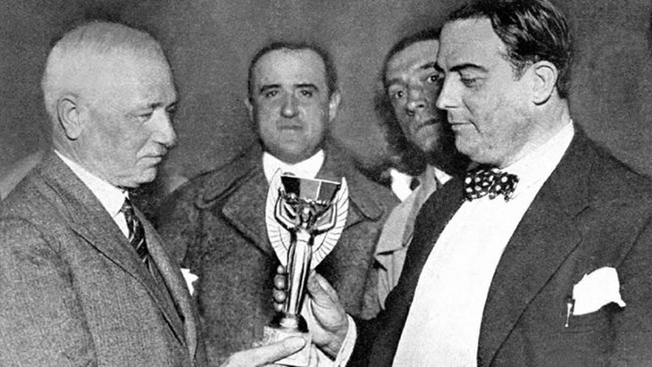 Trofi pertama Piala Dunia, Jules Rimet, pernah hilang selama tujuh hari. (AFP PHOTO / OFF / STAFF)