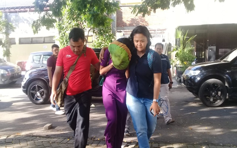 Vanessa Angel saat dibawa ke Polda Jatim