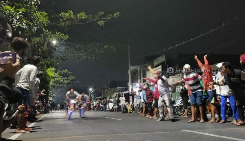 Jam Malam di Surabaya Dimanfaatkan Buat Balapan Onthel, Taruhannya Jutaan Rupiah!