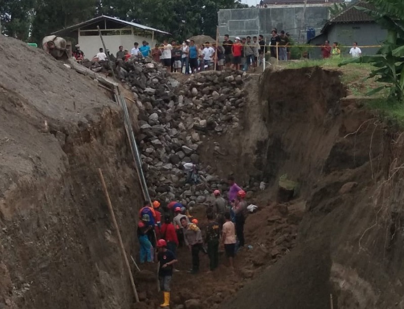 4 Orang Tertimbun Longsor Proyek Perumahan di Sleman