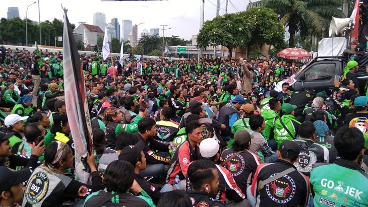 Diprovokasi, ribuan massa driver ojol merangsek masuk ke Gedung DPR