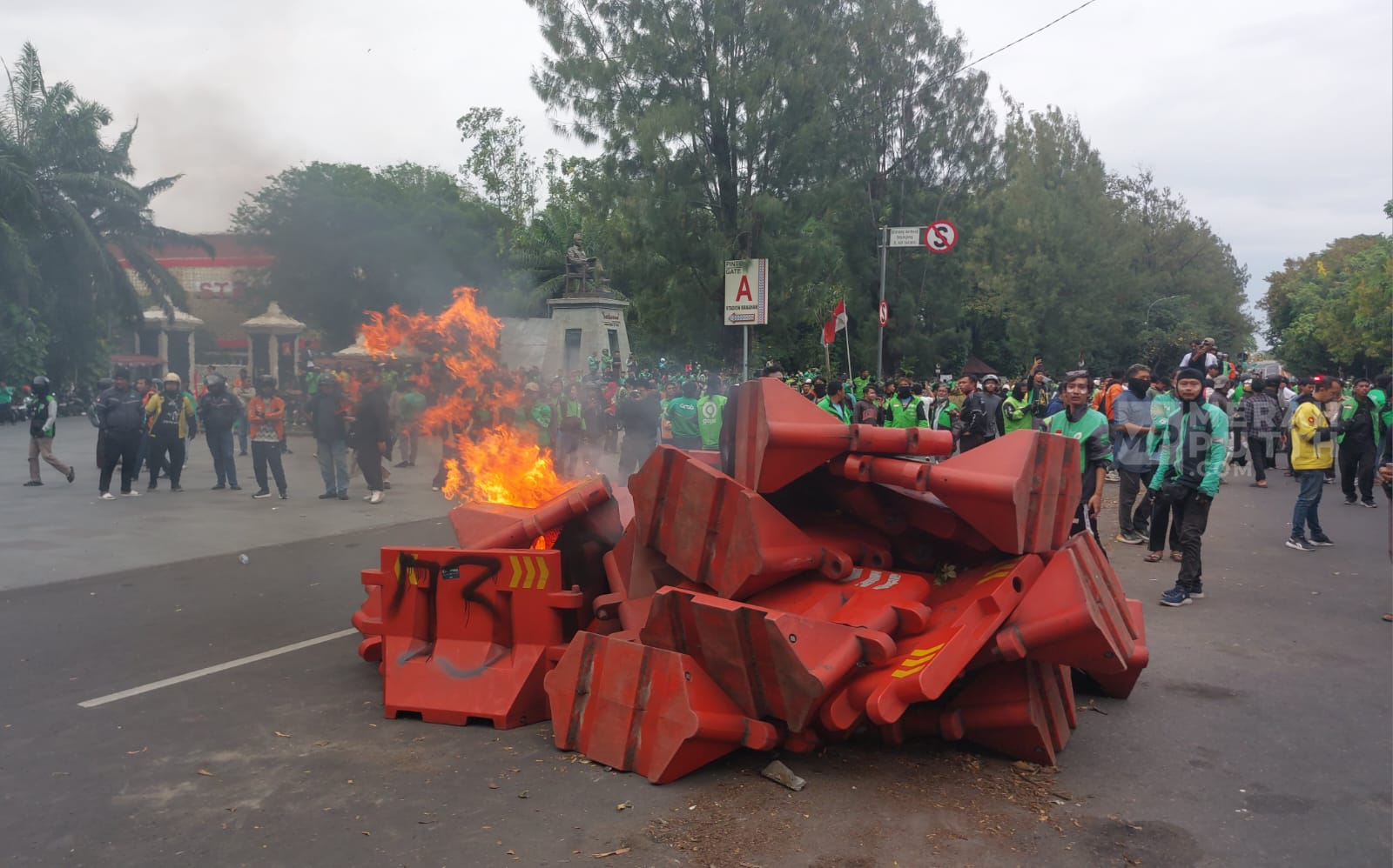 Massa Ojol Membubarkan Diri, Arus Lalin Kawasan Stadion Manahan Solo Dibuka
