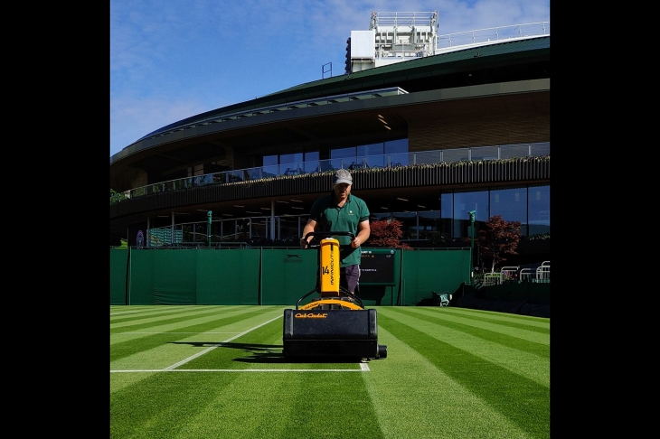 Petugas Mempersiapkan Garis Putih pada Lapangan Tenis Wimbledon 2021 (Foto: Ist)