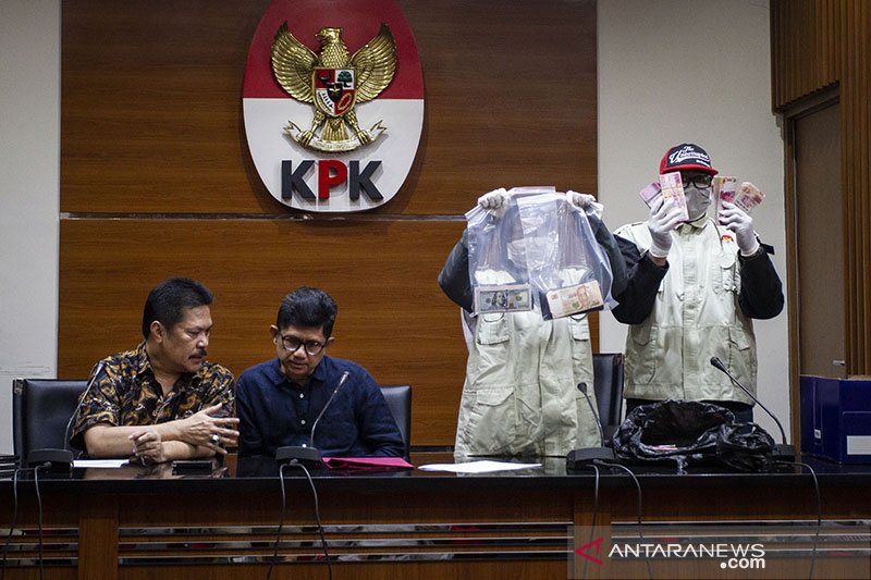 Barang bukti suap pejabat Kejati DKI Jakarta yang disita KPK