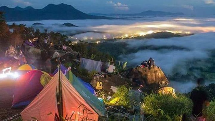 Suasana malam hari di Bukit Jamur Bengkayang. (Instagram/@saputraheru97481)