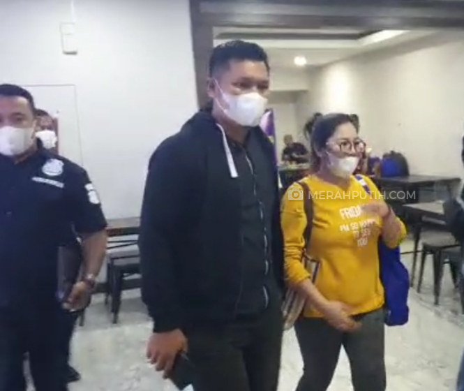 Penampakan dr Lois Owien Digiring ke Bareskrim Polri