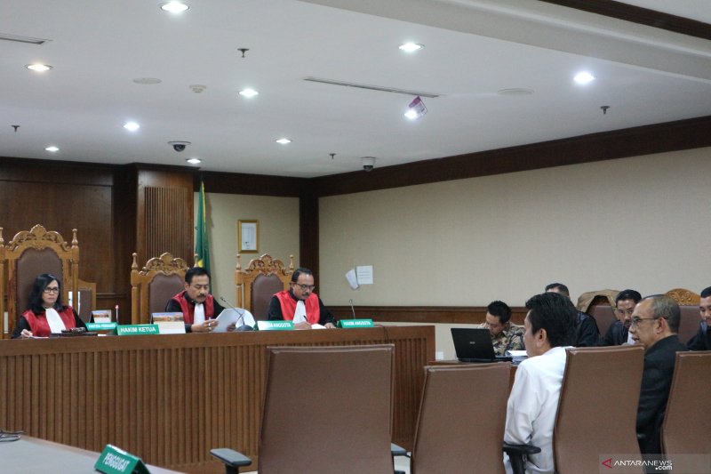 Staf Ahli Bidang Kerjasama Kelembagaan Kementerian Pemuda dan Olahraga (Kemenpora) Chandra Bhakti (kiri) dan Sekretaris Menteri Pemuda dan Olahraga (Sesmenpora) Gatot S. Dewa Broto menjadi saksi untuk terdakwa Miftahul Ulum selaku asisten pribadi Menpora Imam Nahrawi di pengadilan Tindak Pidana Korupsi (Tipikor) Jakarta, Kamis (13/2). (Desca Lidya Natalia)