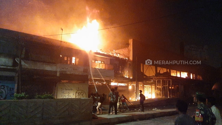  Bioskop Mulia Agung (Grand) di Simpang Lima Senen, Jakarta Pusat, hangus terbakar pada Kamis (8/10) malam. (Foto: MP/Kanugrahan)