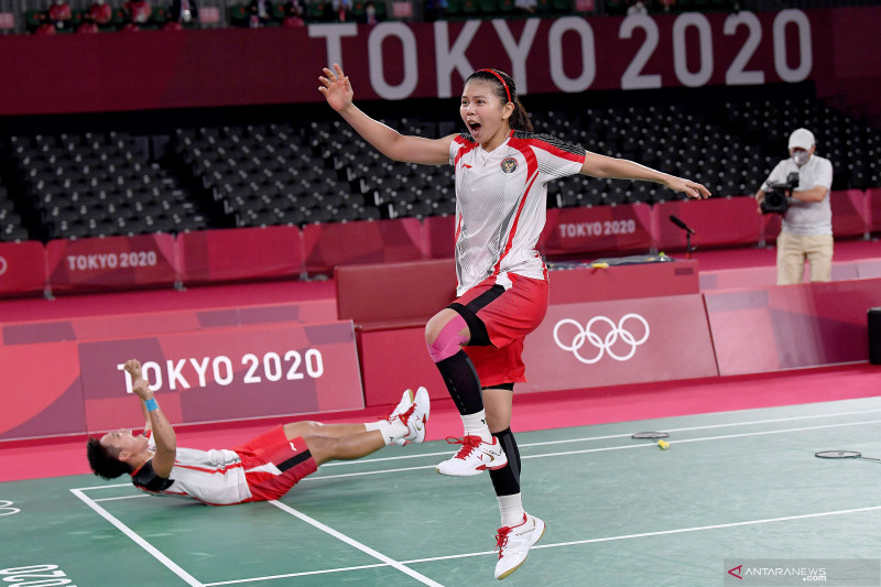 Pebulutangkis ganda Putri Indonesia Greysia Pollii/Apriyani Rahayu melakukan selebrasi setelah mengalahkan lawannya ganda putri China Chen Qing Chen/Jia Yi Fan dalam final Olimpiade Tokyo 2020 di Musashino Forest Sport Plaza, Tokyo, Jepang, Senin (2/8/2021). ANTARA FOTO/Sigid Kurniawan