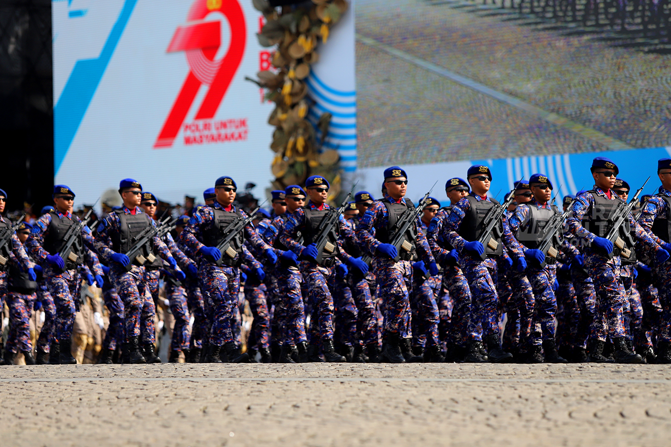 Aksi Parade Defile Personel Polri Semarakkan HUT ke-79 Bhayangkara di Monas Jakarta