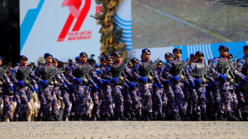 Aksi Parade Defile Personel Polri Semarakkan HUT ke-79 Bhayangkara di Monas Jakarta