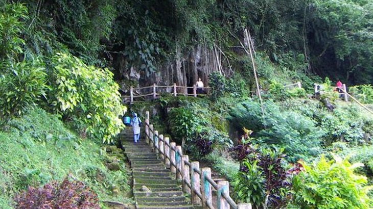 Jalan menuju Puncak Marajo. (Foto/lancangkuning.com)