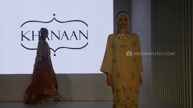 Perpaduan Warna Putih dan Earth Tone Beri Kesan Anggun Pada Busana