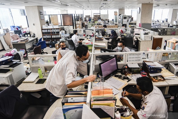 Pegawai Badan Kepegawaian Daerah (BKD) DKI Jakarta menyelesaikan pekerjaannya di kantor Balai kota Jakarta, Rabu (10/2/2021). ANTARA FOTO/Muhammad Adimaja/aww.