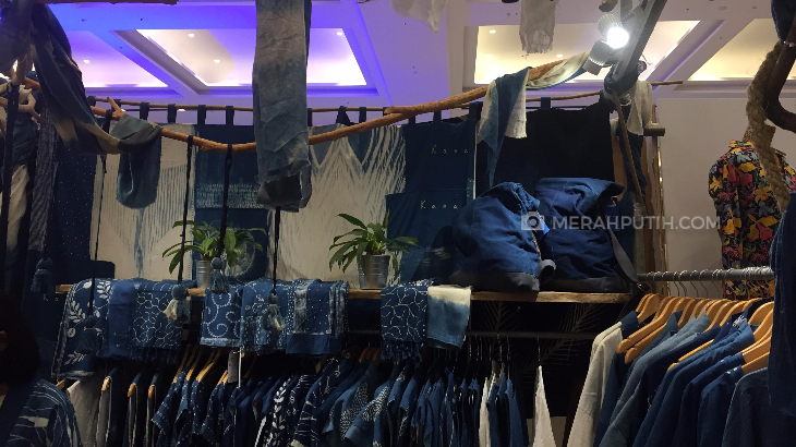 Kana Tuangkan Warna Alami Tanaman Indigo dalam Busana