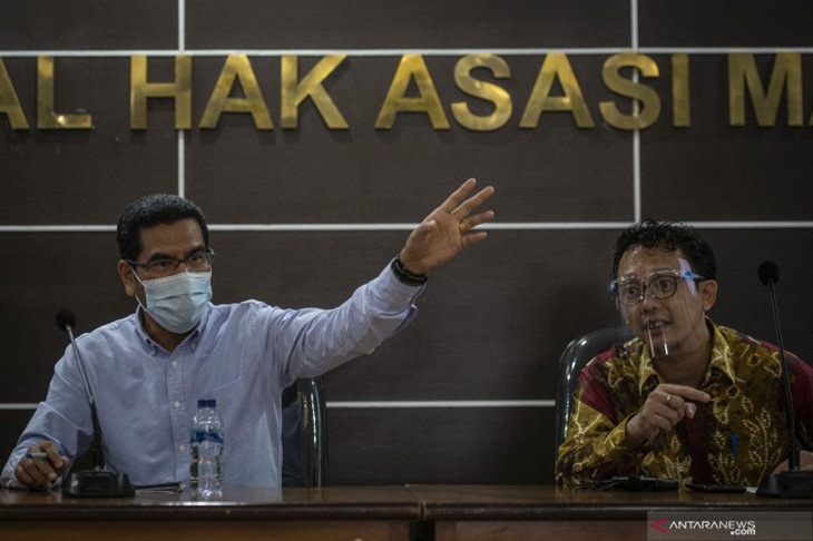 Wakil Ketua Eksternal Komnas HAM Amiruddin (kiri) bersama Komisioner Komnas HAM Beka Ulung Hapsara (kanan) memberikan keterangan pers perkembangan penyelidikan dan hasil temuan Komnas HAM RI atas peristiwa kematian enam laskar FPI di Kantor Komnas HAM, Jakarta, Senin (28/12/2020). ANTARA FOTO/Aprillio Akbar/foc