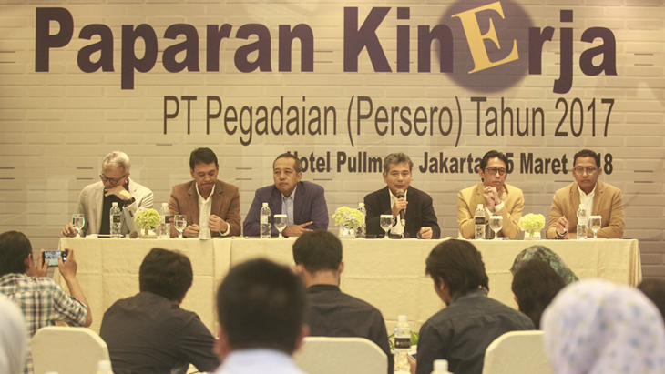 Direktur Utama PT Pegadaian (Persero) Sunarso (keempat kiri) bersama Direktur SDM dan Hukum Moh Edi Isdwiarto (kiri), Direktur Managemen Aset Ferry Febrianto (kedua kiri), Direktur Produk Harianto Widodo (ketiga kiri), Direktur Keuangan dan Teknologi Informasi Teguh Wahyono (kedua kanan) serta Direktur Operasi dan Pemasaran Damar Latri Setiawan (kanan) memaparkan kinerja PT Pegadaian (Persero) Tahun 2017 di Jakarta, Kamis (15/3). PT Pegadaian (Persero) tahun 2017 meraup laba Rp2,5 triliun, tumbuh 13,7 persen secara (YoY) dimana pencapaian tersebut didorong oleh kenaikan "outstanding loan" (OSL) menjadi Rp36,882 trillion dan pendapatan usaha sebesar Rp10,523 triliun. ANTARA FOTO/Muhammad Adimaja/ama/18