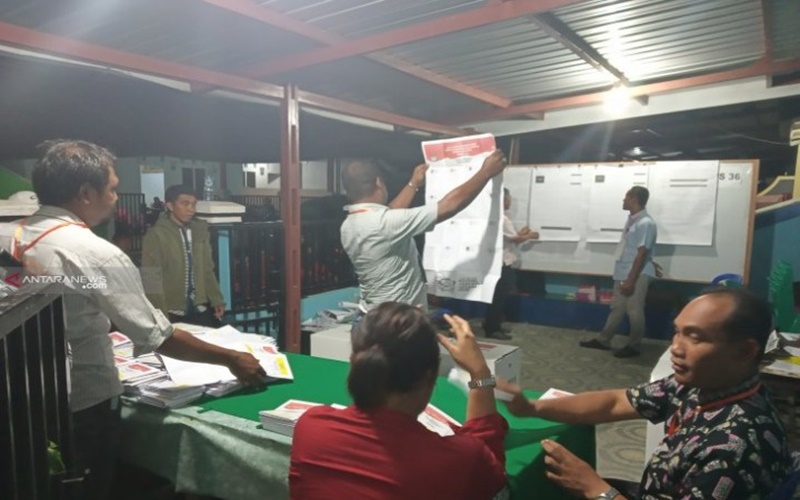 Para petugas KPPS sedang menjalankan tugasnya di Pemilu 2019