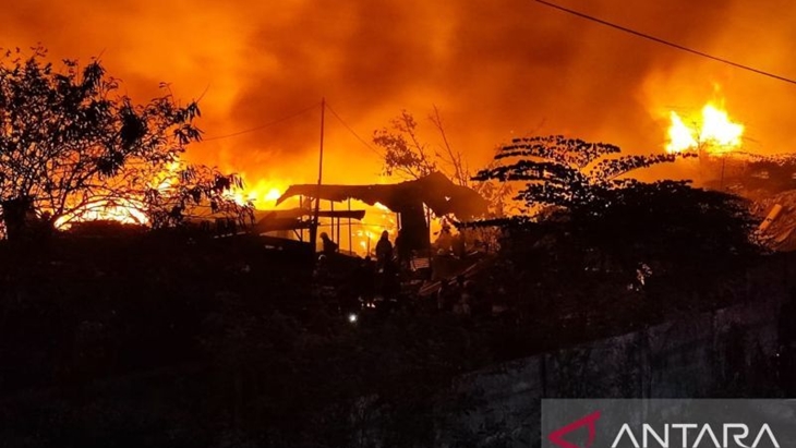 Puluhan Mobil Damkar Dikerahkan Atasi Kebakaran Besar di Kawasan Cakung Barat