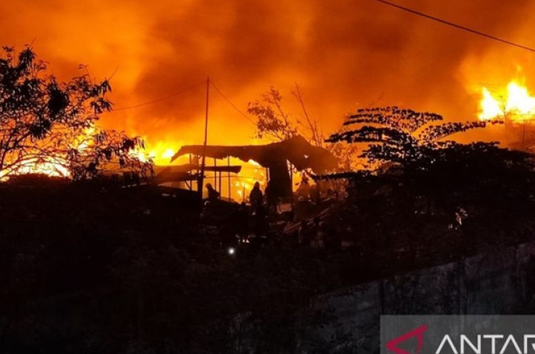 Puluhan Mobil Damkar Dikerahkan Atasi Kebakaran Besar di Kawasan Cakung Barat