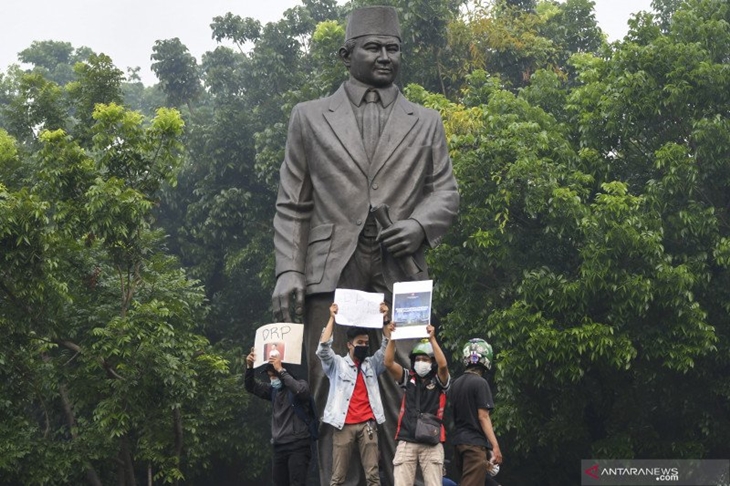 Pengunjuk rasa membawa poster saat bentrokan antara demonstran dengan polisi saat aksi unjuk rasa menentang UU Cipta Kerja di Jakarta, Kamis (8/10/2020). ANTARA FOTO/Galih Pradipta/aww. (ANTARA FOTO/GALIH PRADIPTA)