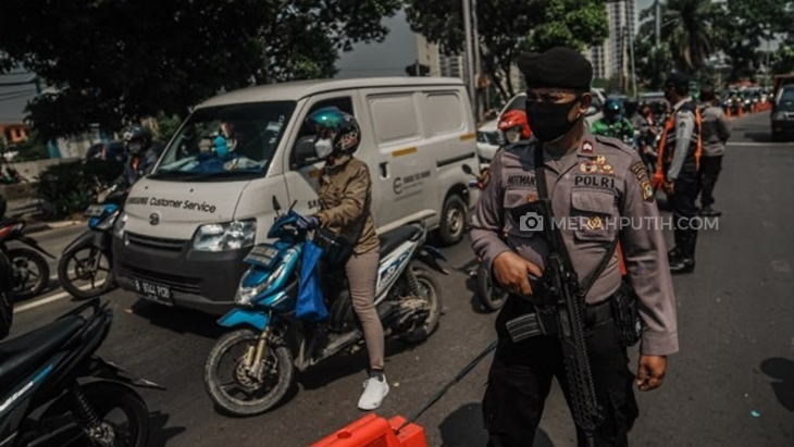  Penyekatan hari pertama PPKM Darurat, Sabtu (3/7), di kawasan Kalideres, Jakarta Barat. (Foto: MP/Rizki Fitrianto)