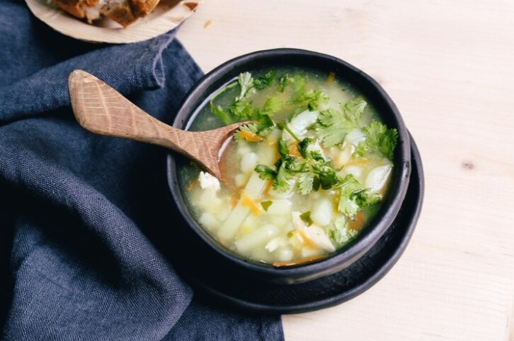 Diet sup kol sangat tinggi serat, beberapa orang juga berisiko mengalami perut kembung dan kram perut. (Foto: Freepik/Racool_Studio)